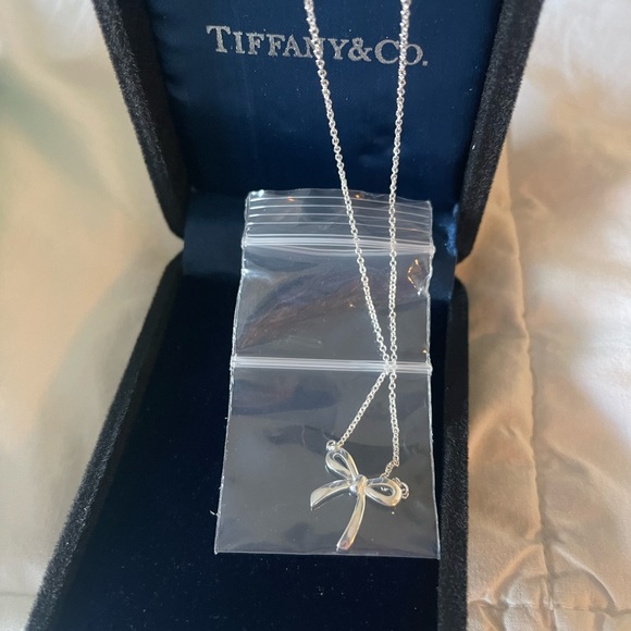 NWTS Rare Tiffany & Co cute 925 silver bow necklace - Picture 2 of 7